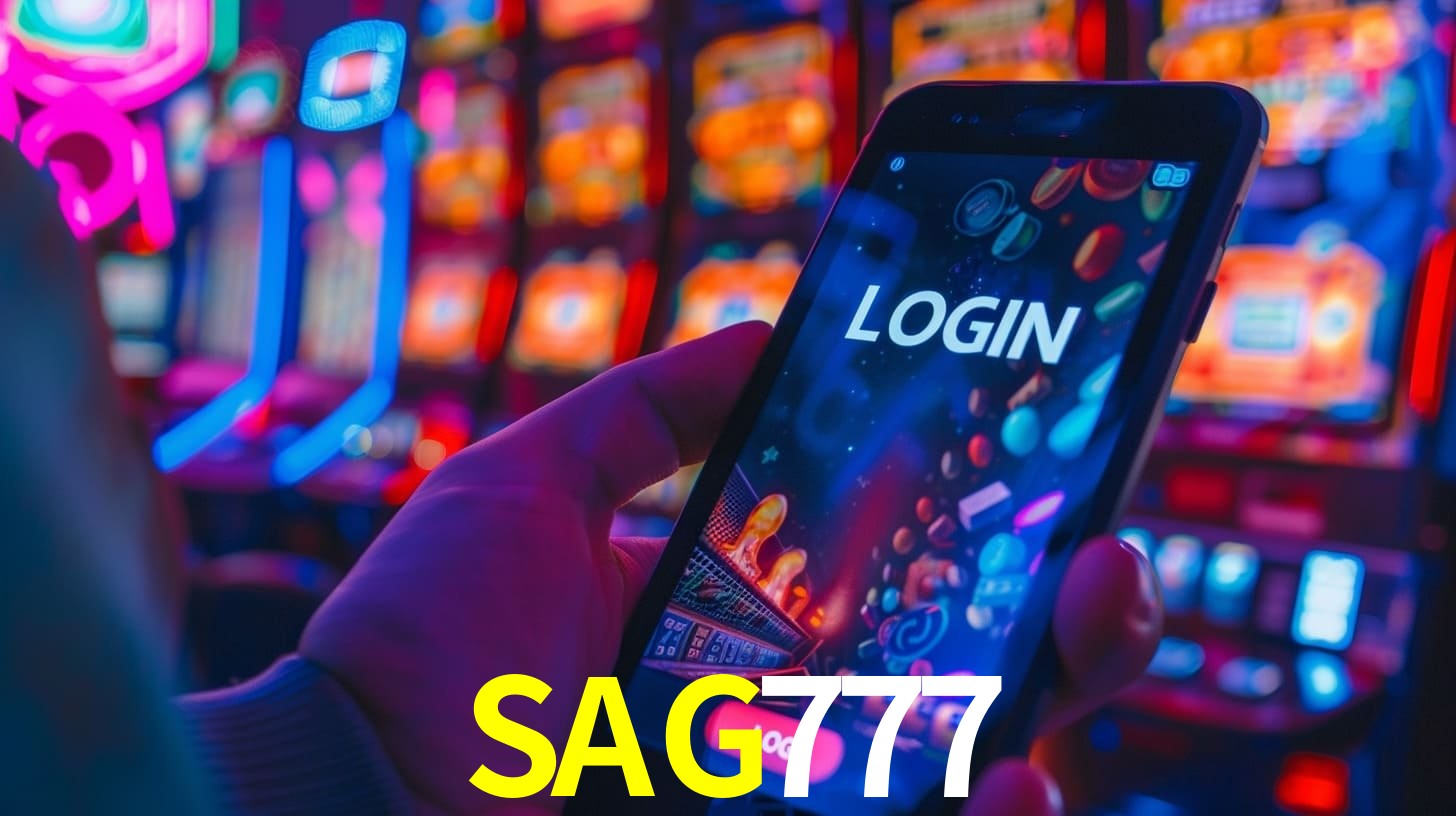 Una escena digital vívida inspirada en casino con SAG777 mostrado prominentemente, luces brillantes, fichas, cartas y acentos dorados.